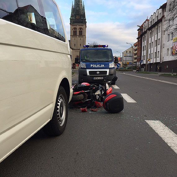 Kaskiem uderzy w tyln szyb multivana