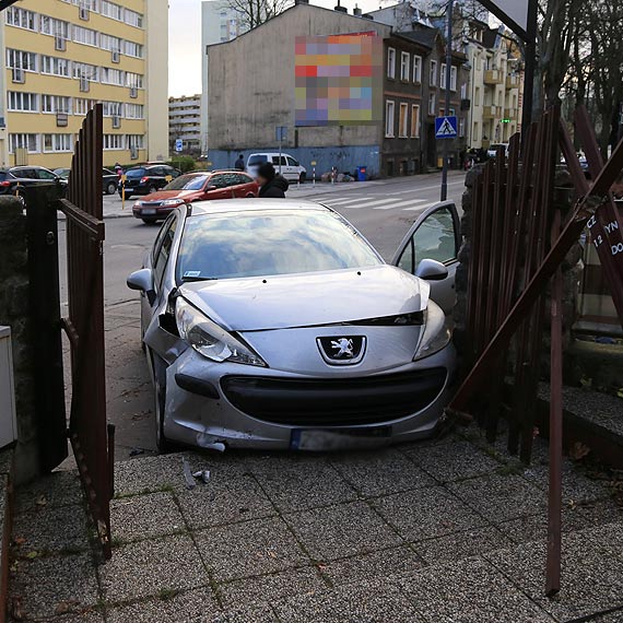 Powana kolizja dwch aut - uderzony peugeot prawie wjecha do pubu