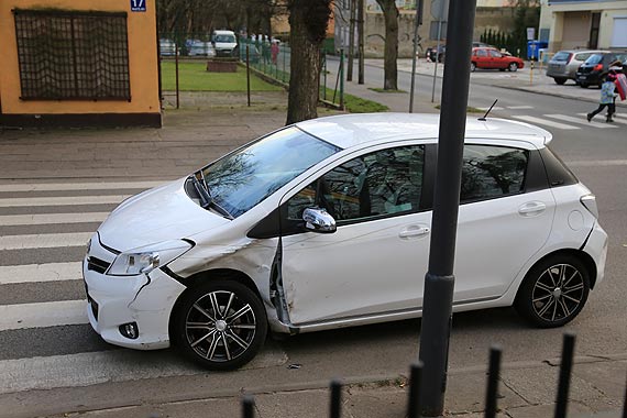 Powana kolizja dwch aut - uderzony peugeot prawie wjecha do pubu