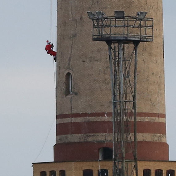 wity Mikoaj popisa si akrobatycznymi umiejtnociami! Aby ucieszy dzieci schodzi do nich zawieszony na linie po wiey latarni morskiej!!! Zobacz film!