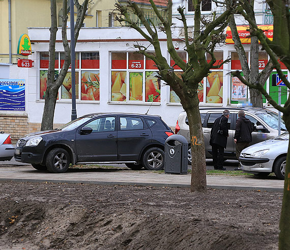 Niesforny kierowca nissana dosta surow lekcj od... takswkarza!