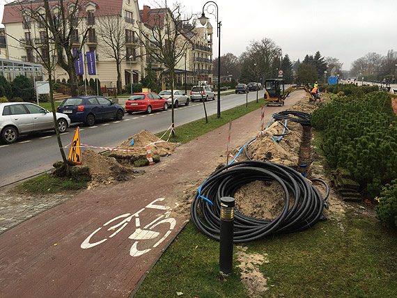 Czytelnik: Nowa promenada rozkopana. Kad grube kable energetyczne w kierunku wydm