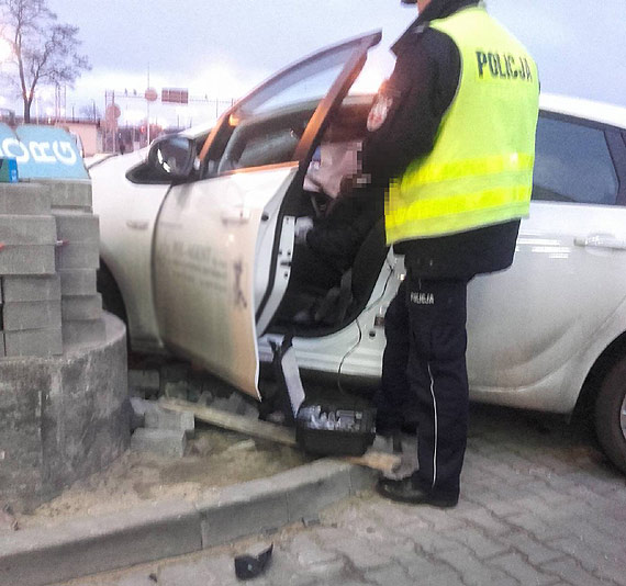 Wypadek osobwki z samochodem ciarowym na terminalu promowym! Jedna osoba poszkodowana