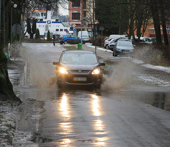 Wodne puapki na Chrobrego! Uwaaj aby nie uszkodzi samochodu!