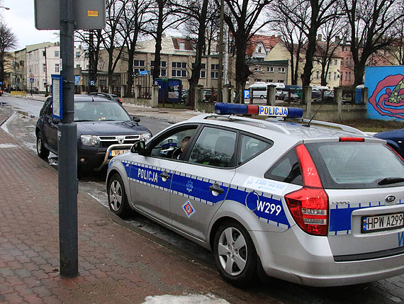 Uaska fantazja kierowcy Dacii! Zaparkowa w zatoczce autobusowej