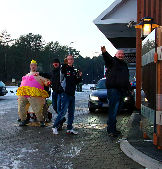 Osobliwe pozdrowienia, strj ksiniczki i alkohol w McDonald's... Czyli wyjazd do Polski!