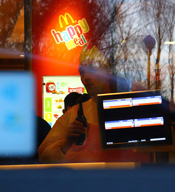 Osobliwe pozdrowienia, strj ksiniczki i alkohol w McDonald's... Czyli wyjazd do Polski!