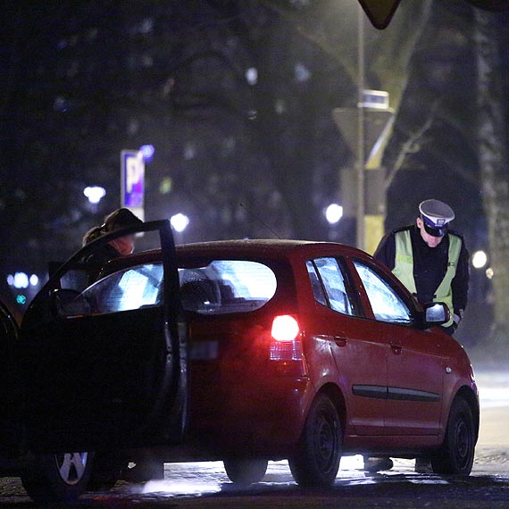 Auto uderzyo w kobiet na pasach