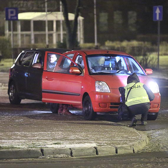 Auto uderzyo w kobiet na pasach