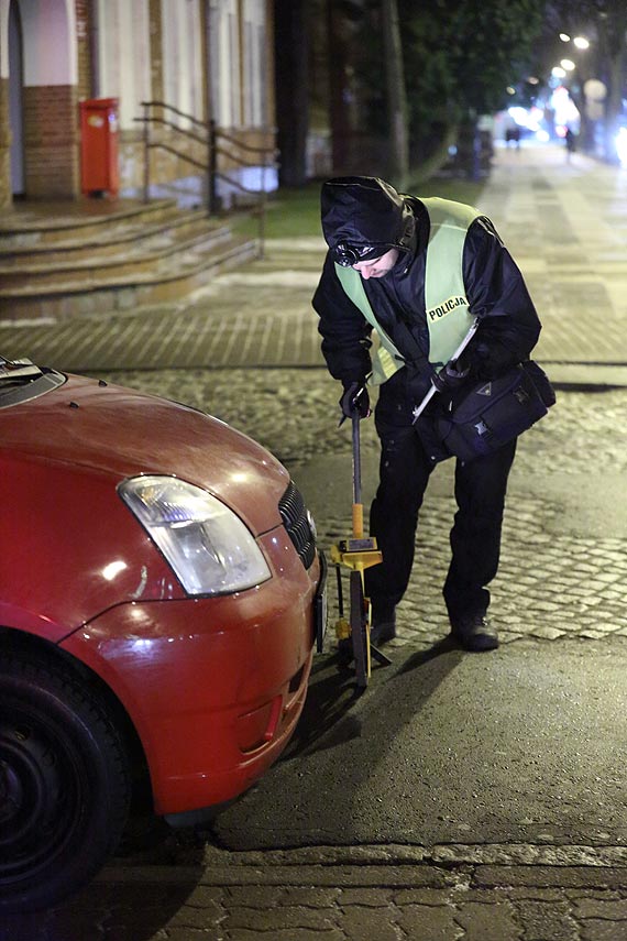 Auto uderzyo w kobiet na pasach