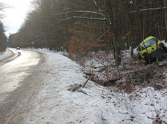 Wypadek za wierznem. Mieszkanka winoujcia nie wyrobia na zakrcie i wypada z drogi. Kobieta trafia do szpitala