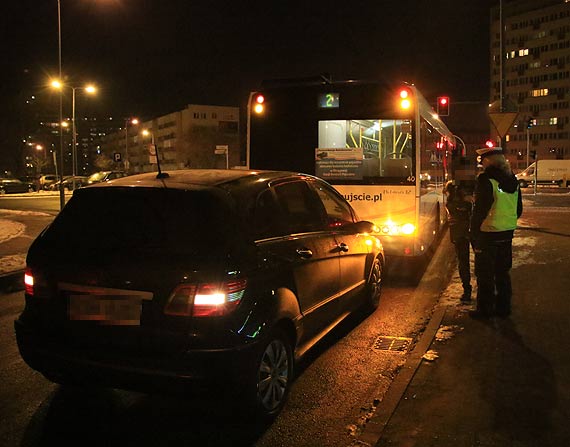 Uderzya w autobus bo... zelizgna jej si noga ze sprzga!