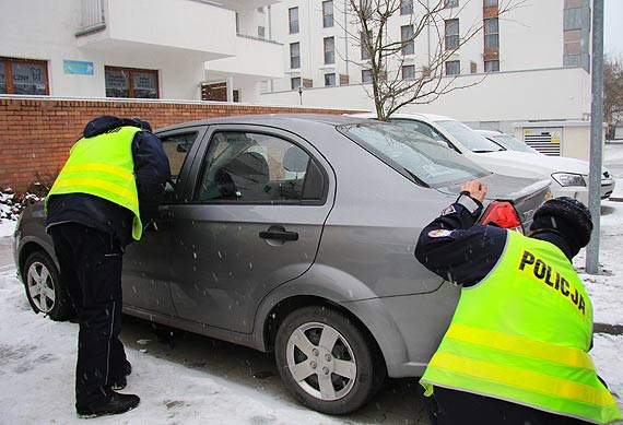 Zamknity chevrolet z odpalonym silnikiem buczy na Platanie od kilkunastu godzin! Co si stao z wacicielem? Zobacz film!