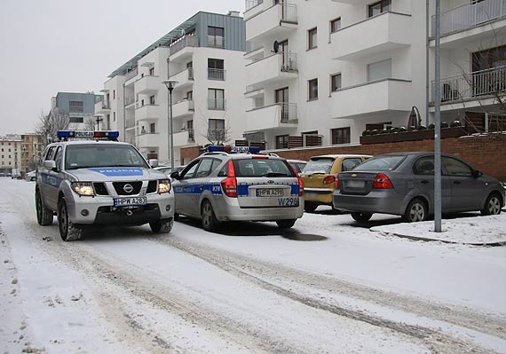 Zamknity chevrolet z odpalonym silnikiem buczy na Platanie od kilkunastu godzin! Co si stao z wacicielem? Zobacz film!