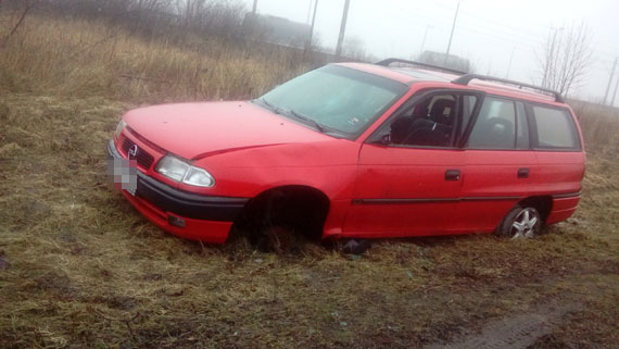 Porzucony opel na winoujskich blachach straszy koo Recawia. Waciciel o nim zapomnia?