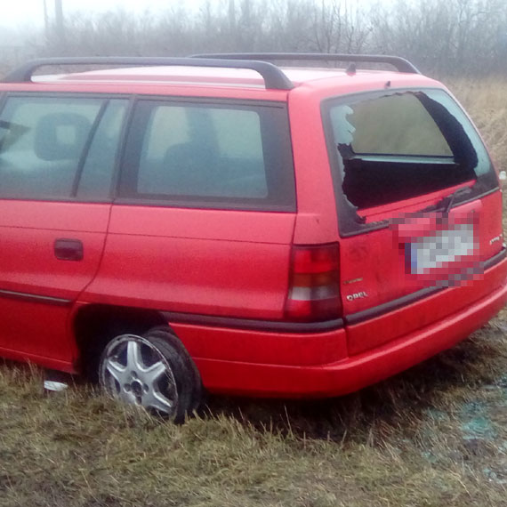 Porzucony opel na winoujskich blachach straszy koo Recawia. Waciciel o nim zapomnia?