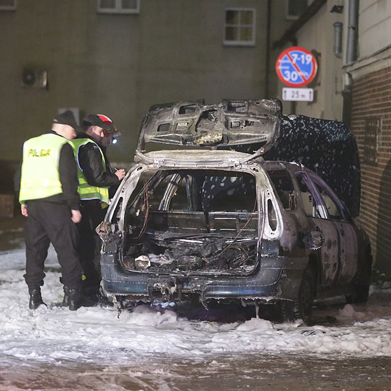 Renault Laguna w pomieniach. Osobwka spona doszcztnie. Zobacz filmy!