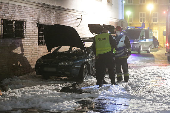 Renault Laguna w pomieniach. Osobwka spona doszcztnie. Zobacz filmy!