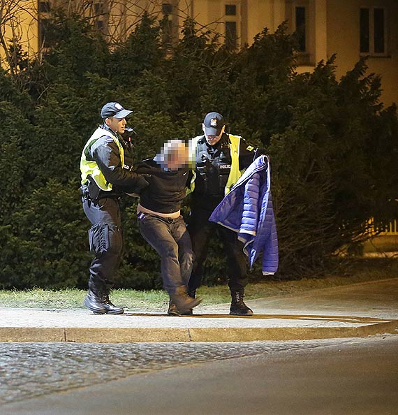 Z naszymi policjantami lepiej nie dyskutowa... Zobacz film jak obezwadnili stawiajcego opr mczyzn!