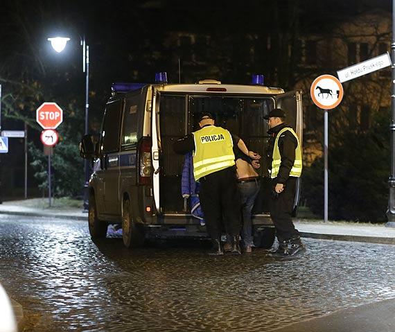 Z naszymi policjantami lepiej nie dyskutowa... Zobacz film jak obezwadnili stawiajcego opr mczyzn!