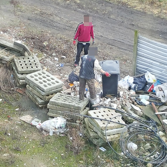 Czytelnik: Takie rzeczy tylko u nas. mietnik i koczowisko dla bezdomnych na podwrku w centrum miasta