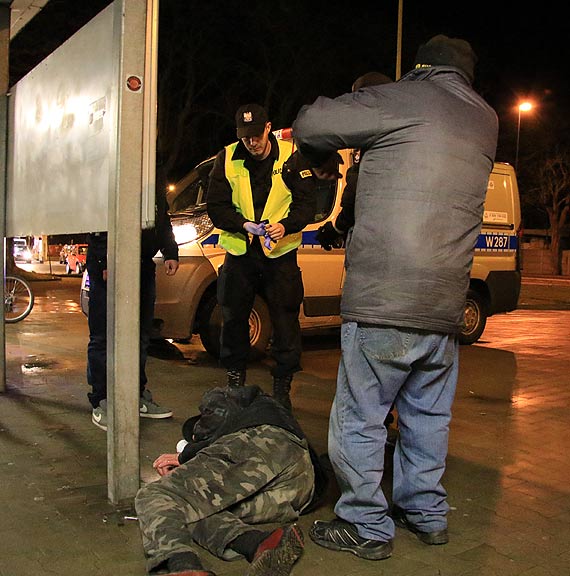 Policjanci szoferami bezdomnych czyli „mj przyjaciel umiera, zawiecie go na Portow”! Zobacz film!