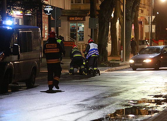 Policjanci przegrali walk z betonow pkul lec na jezdni. Do pomocy ruszyli straacy ze specjalistycznym sprztem!