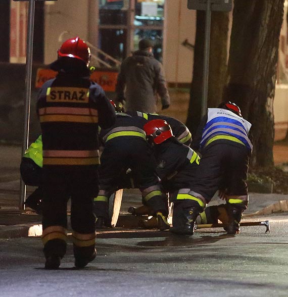 Policjanci przegrali walk z betonow pkul lec na jezdni. Do pomocy ruszyli straacy ze specjalistycznym sprztem!