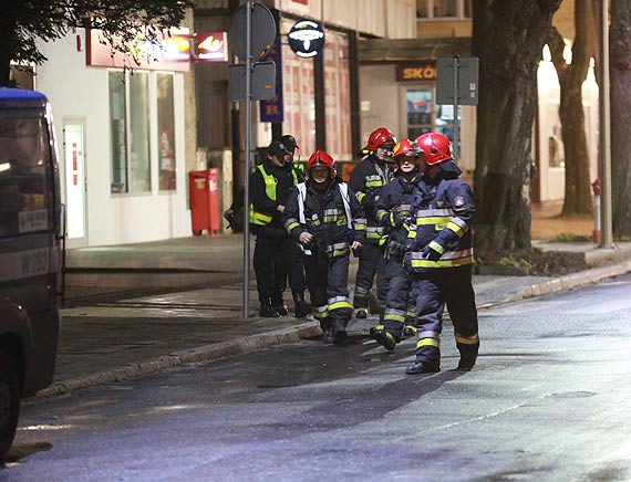 Policjanci przegrali walk z betonow pkul lec na jezdni. Do pomocy ruszyli straacy ze specjalistycznym sprztem!