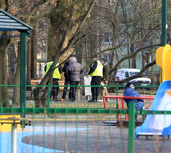 Spoywali alkohol przy bawicych si dzieciach! Policjantw powiadomio przestraszone dziecko