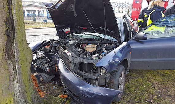 Powany wypadek na Barlickiego! Audi uderzyo w drzewo!