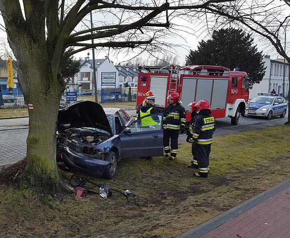 Powany wypadek na Barlickiego! Audi uderzyo w drzewo!