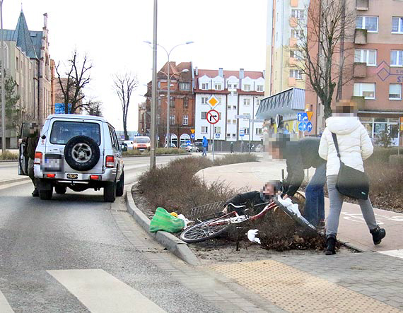 Potrci rowerzystk na pasach! Zimn krwi wykaza si jeden z przechodniw!