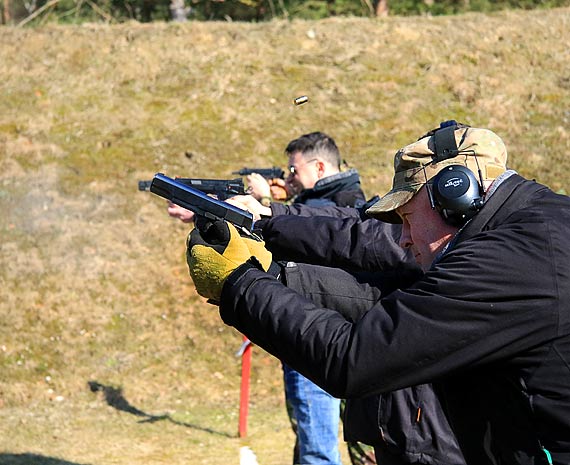 Czonkowie stowarzyszenia Kaper, strzaem w dziesitk powitali sezon na strzelnicy garnizonowej!