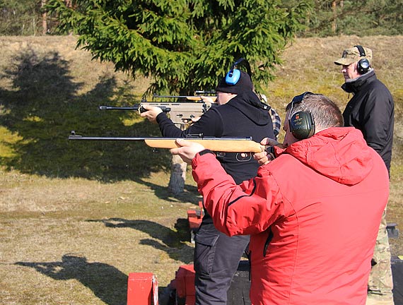 Czonkowie stowarzyszenia Kaper, strzaem w dziesitk powitali sezon na strzelnicy garnizonowej!