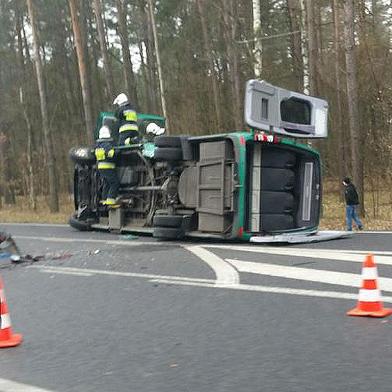 Bus ze winoujcia przewocy 12 osb, zderzy si z samochodem na drodze nr 3 pod Przybiernowem!