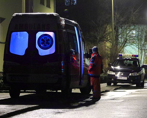 Znaleli wiszcego w mieszkaniu 24-latka. Kilka godzin wczeniej, byli u niego policjanci i ratownicy medyczni...