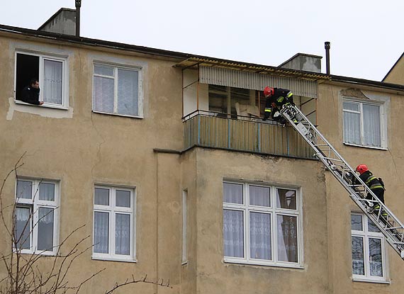 Starsza kobieta nie dawaa znakw ycia... Policjanci poprosili straakw o otwarcie mieszkania