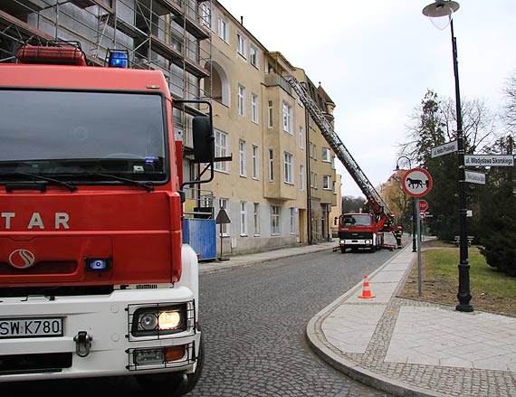 Starsza kobieta nie dawaa znakw ycia... Policjanci poprosili straakw o otwarcie mieszkania