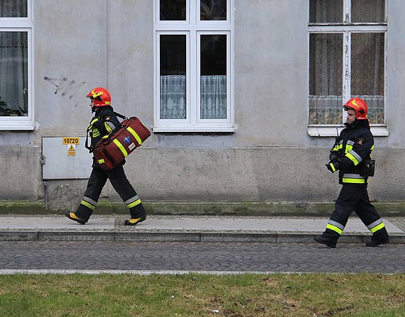 Starsza kobieta nie dawaa znakw ycia... Policjanci poprosili straakw o otwarcie mieszkania