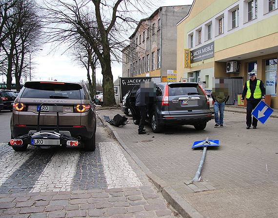 Uciekajc przed skrcajcym z prawego pasa ruchu Niemcem, wjecha na chodnik przy Armii Krajowej, ci znak i uderzy w zaparkowany samochd!