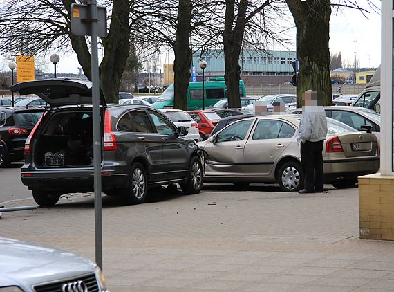 Uciekajc przed skrcajcym z prawego pasa ruchu Niemcem, wjecha na chodnik przy Armii Krajowej, ci znak i uderzy w zaparkowany samochd!