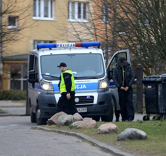 Szarpanina midzy mczyzn a kobiet! Musieli interweniowa policjanci