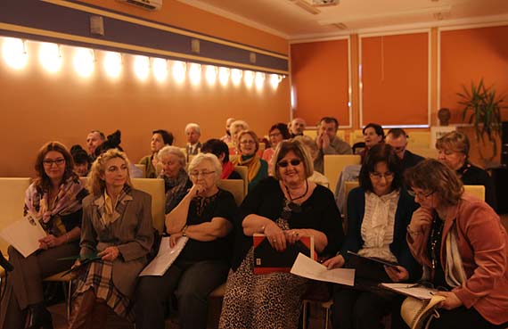 Biblioteczna publiczno oczarowana poezj i muzyk