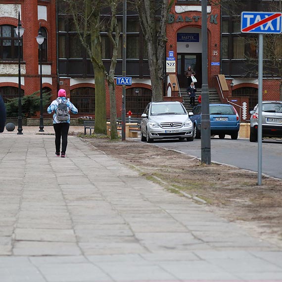 Zniszczony mietnik przesta straszy spacerowiczw