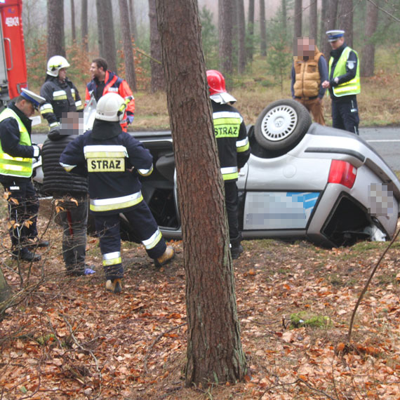 Wypadek za Midzywodziem. Volkswagen wypad z drogi i dachowa. Jedna osoba w szpitalu