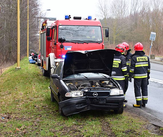 Kolizja za rondem w unowie! Kierowca opla astry straci przyczepno i uderzy w latarni