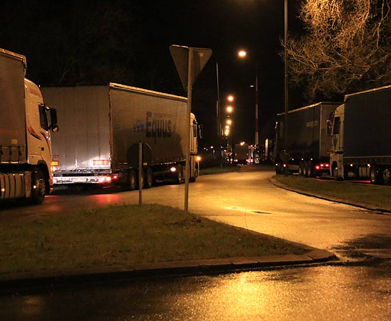 Warszw znw sparaliowany! Dziesitki ciarwek stojcych na ulicy, policjanci kierujcy ruchem i nerwowi kierowcy osobwek!