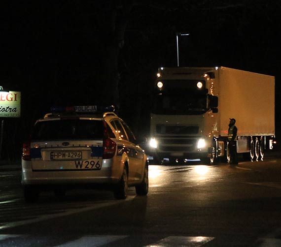 Warszw znw sparaliowany! Dziesitki ciarwek stojcych na ulicy, policjanci kierujcy ruchem i nerwowi kierowcy osobwek!