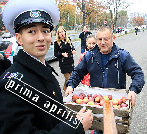 Rosjanie docenili jabka od Pana Andrzeja! W podzikowaniu zaoga Kruzenshtern pynie z 2 tonami rosyjskich jabek, ktre bd rozdawa w winoujciu!